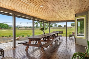 Outdoor dining - Hive & Hivette @Castoro | Winery Stay+EV+16 guests (Templeton)