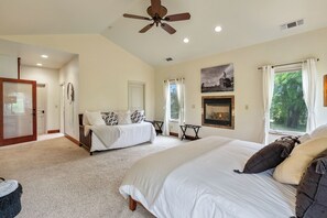7 bedrooms, desk, iron/ironing board, travel cot - Hive & Hivette @Castoro | Winery Stay+EV+16 guests (Templeton)