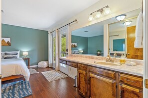 7 slaapkamers, een bureau, een strijkplank/strijkijzer, reisbedje