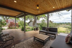 Terrace/patio - The Hive & Hivette @Castoro Cellars | Vineyard Estate Stay| Groups up to 16 + EV (Templeton)