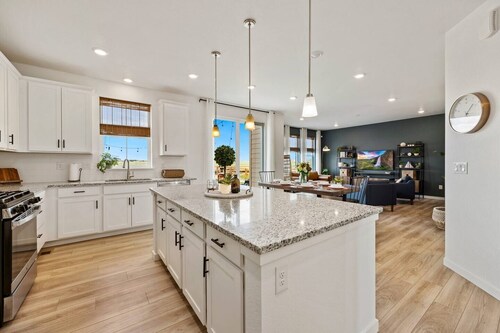 4 Bd Colorado Retreat with Sauna, Hot Tub, Gym and Mountain Views