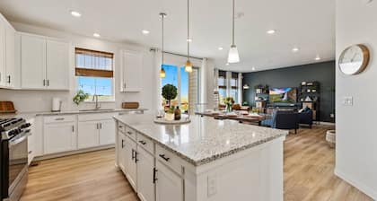 4 Bd Colorado Retreat with Sauna, Hot Tub, Gym and Mountain Views