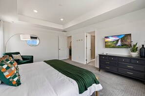 4 slaapkamers, een bureau, een strijkplank/strijkijzer, reisbedje