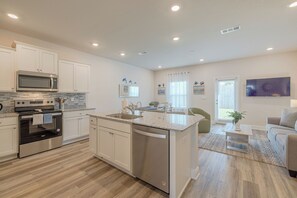 Micro-ondes, four, plaque de cuisson, lave-vaisselle