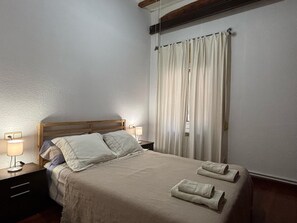 2 slaapkamers, een bureau, een strijkplank/strijkijzer, wifi