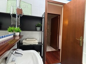 Séchoir à cheveux, bidet, serviettes fournies, papier de toilette