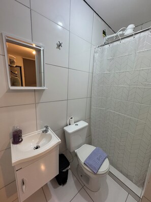 シャワー、タオル、トイレットペーパー