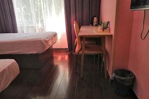 A room with two beds, a desk, a chair, and a television. - Homeinn Pebble Hotel (Shanghai Changning Shuicheng Road Subway Station) (Shanghai)
