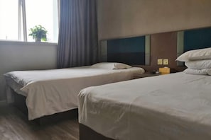 A hotel room with two beds, a window with curtains, and a bedside table with a lamp. - Homeinn Pebble Hotel (Shanghai Changning Shuicheng Road Subway Station) (Shanghai)