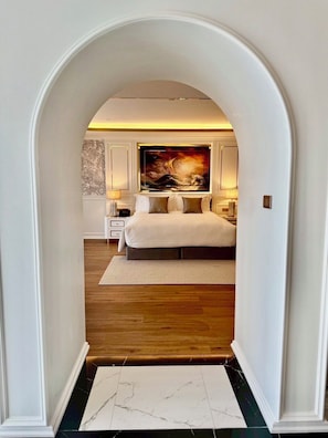 Suite Eksklusif, pemandangan samudra | 1 kamar tidur, tirai kedap cahaya, dan setrika/meja setrika