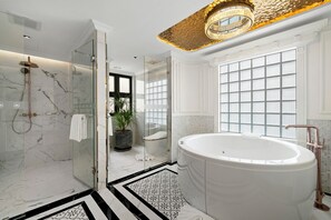 Suite junior, balcón, vistas al mar | Baño | Secador de pelo, zapatillas, toallas y jabón