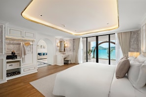 Suite exclusiva, vistas al mar | Minibar, espacio para trabajar con un portátil, cortinas opacas