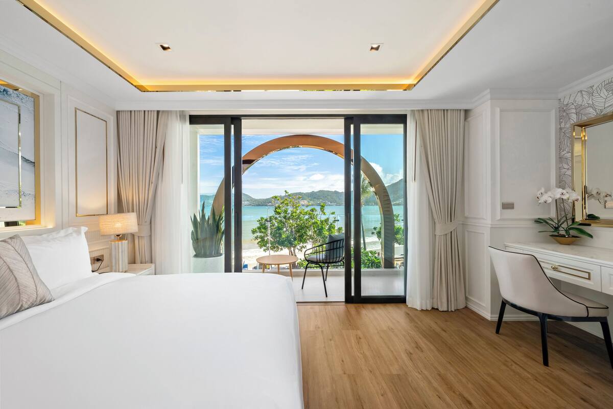 Minibar, espacio para trabajar con laptop y cortinas blackout 