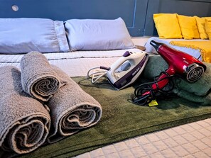 Strykjärn/strykbräda, internet och sängkläder