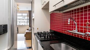 Geladeira, micro-ondas, fogão, cafeteira/chaleira