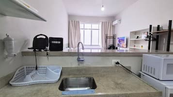 Réfrigérateur, micro-ondes, cafetiÚre/bouilloire, grille-pain