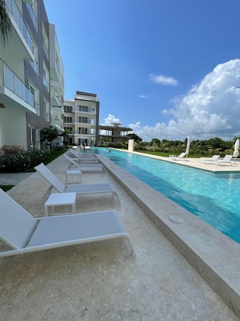 Una piscina al aire libre