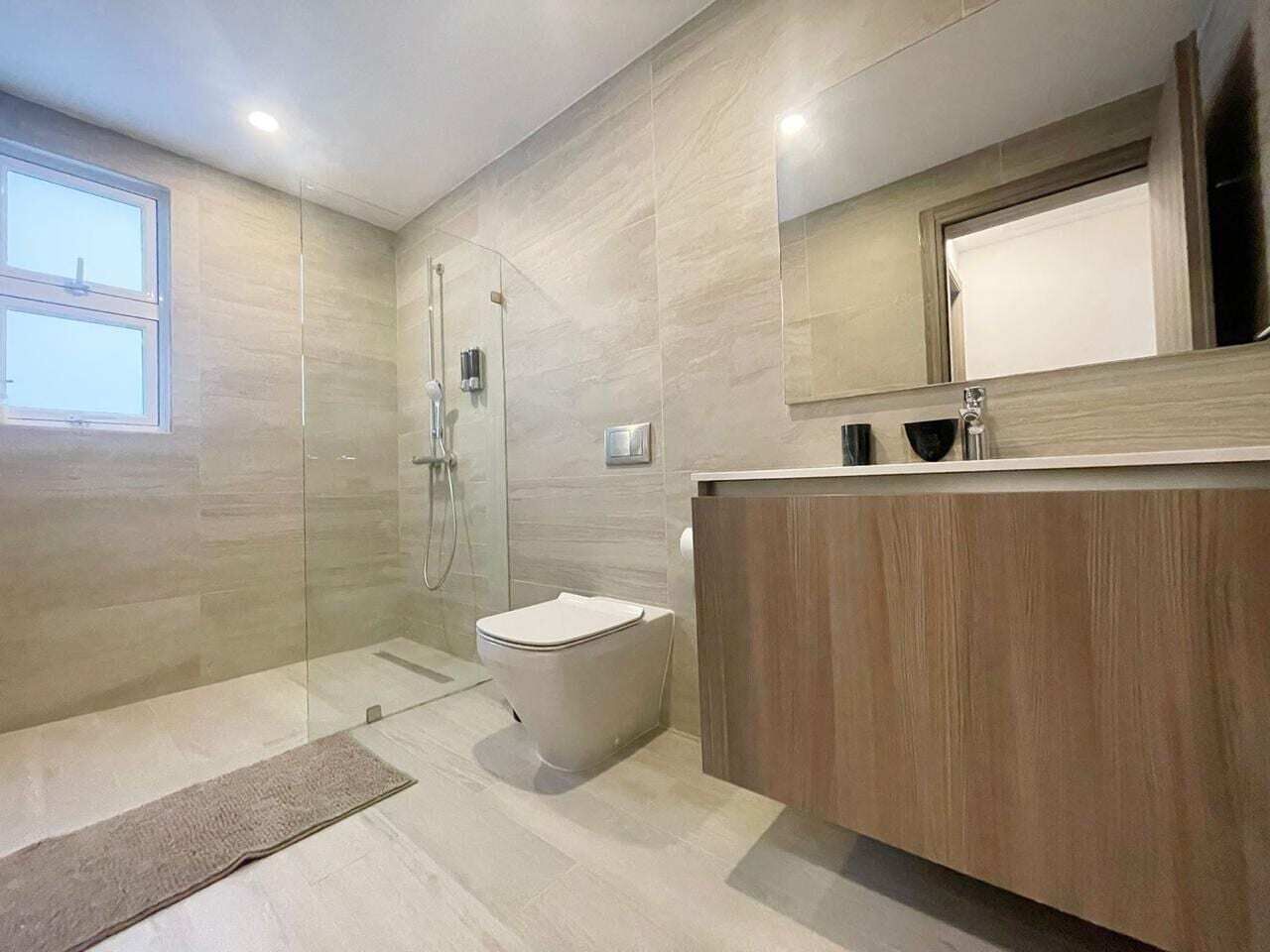 Combined shower/bathtub, towels, soap, shampoo