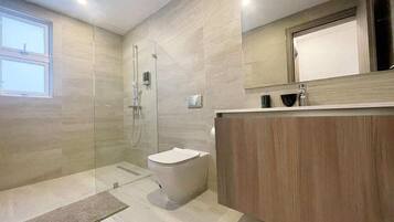 Combined shower/bathtub, towels, soap, shampoo