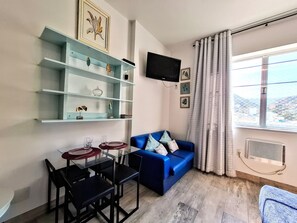 Een televisie en een filmbibliotheek