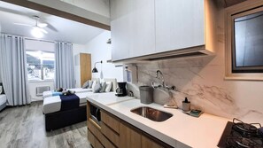 Kühlschrank, Mikrowelle, Ofen, Wasserkocher mit Kaffee-/Teezubehör