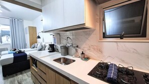 Refrigerador, microondas, horno y cafetera y tetera 