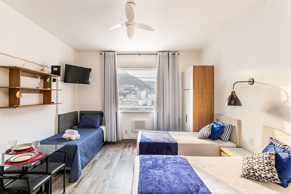 Tabla de planchar con plancha, internet y ropa de cama 