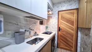 Kühlschrank, Mikrowelle, Ofen, Wasserkocher mit Kaffee-/Teezubehör
