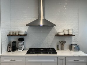 Kjøleskap, mikrobølgeovn, ovn og oppvaskmaskin