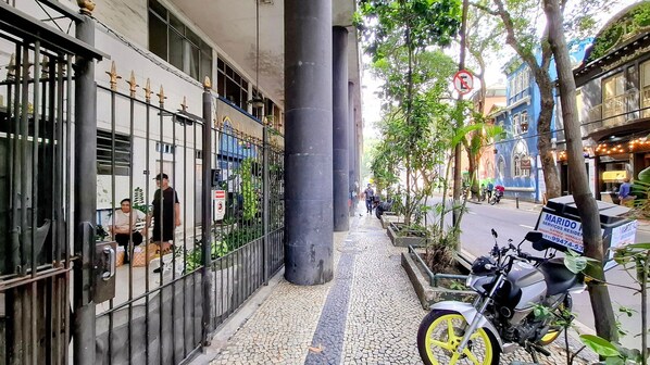 المنطقة المحيطة بالمنشأة