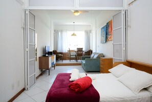 Tabla de planchar con plancha, acceso a internet y ropa de cama 