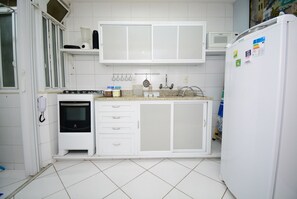 Frigorífico, microondas, horno y cafetera o tetera