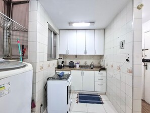 Kühlschrank, Mikrowelle, Ofen, Wasserkocher mit Kaffee-/Teezubehör