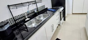 Geladeira, micro-ondas, fogão, cafeteira/chaleira