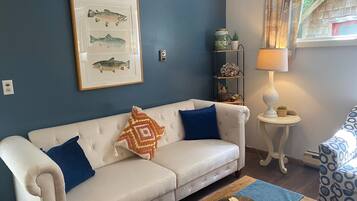 Room, 1 King Bed with Sofa bed, Microwave, Ground Floor | Living area