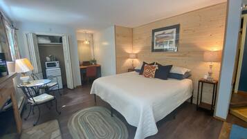 Room, 1 King Bed with Sofa bed, Microwave, Ground Floor | Individually decorated, individually furnished, free WiFi, bed sheets