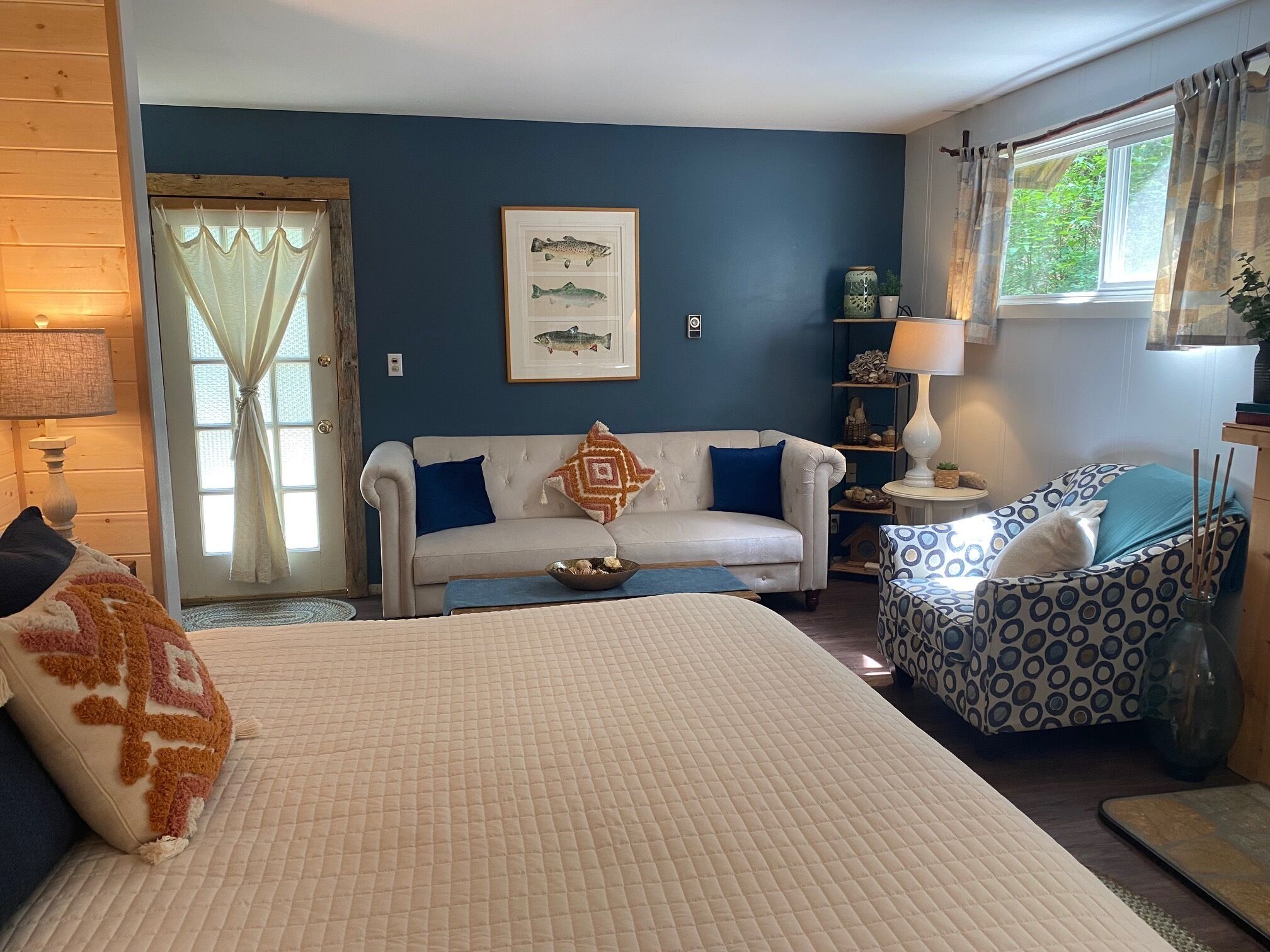 Room, 1 King Bed with Sofa bed, Microwave, Ground Floor | Individually decorated, individually furnished, free WiFi, bed sheets