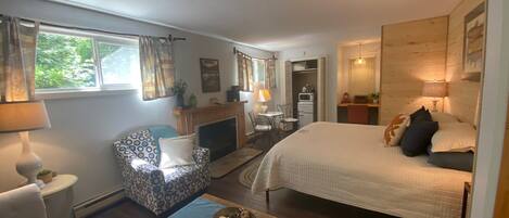 客房, 1 張特大雙人床及 1 張梳化床, 微波爐, 地面 | 獨特設計、獨特裝修、免費 Wi-Fi、床單