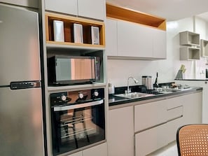 Refrigerador, microondas, horno, cafetera/tetera