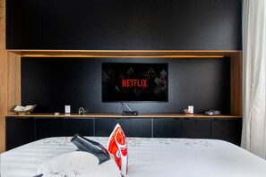 2 bedrooms, iron/ironing board, internet, bed sheets