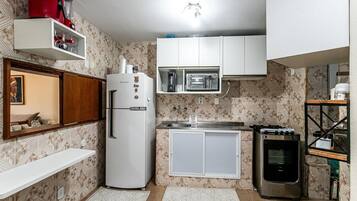 Refrigerador, microondas, horno y cafetera y tetera
