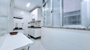 Kühlschrank, Mikrowelle, Ofen, Wasserkocher mit Kaffee-/Teezubehör
