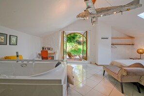 6 bedrooms, iron/ironing board, free WiFi, bed sheets