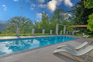 Een verwarmd zwembad