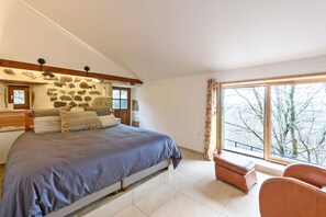 6 bedrooms, iron/ironing board, free WiFi, bed sheets