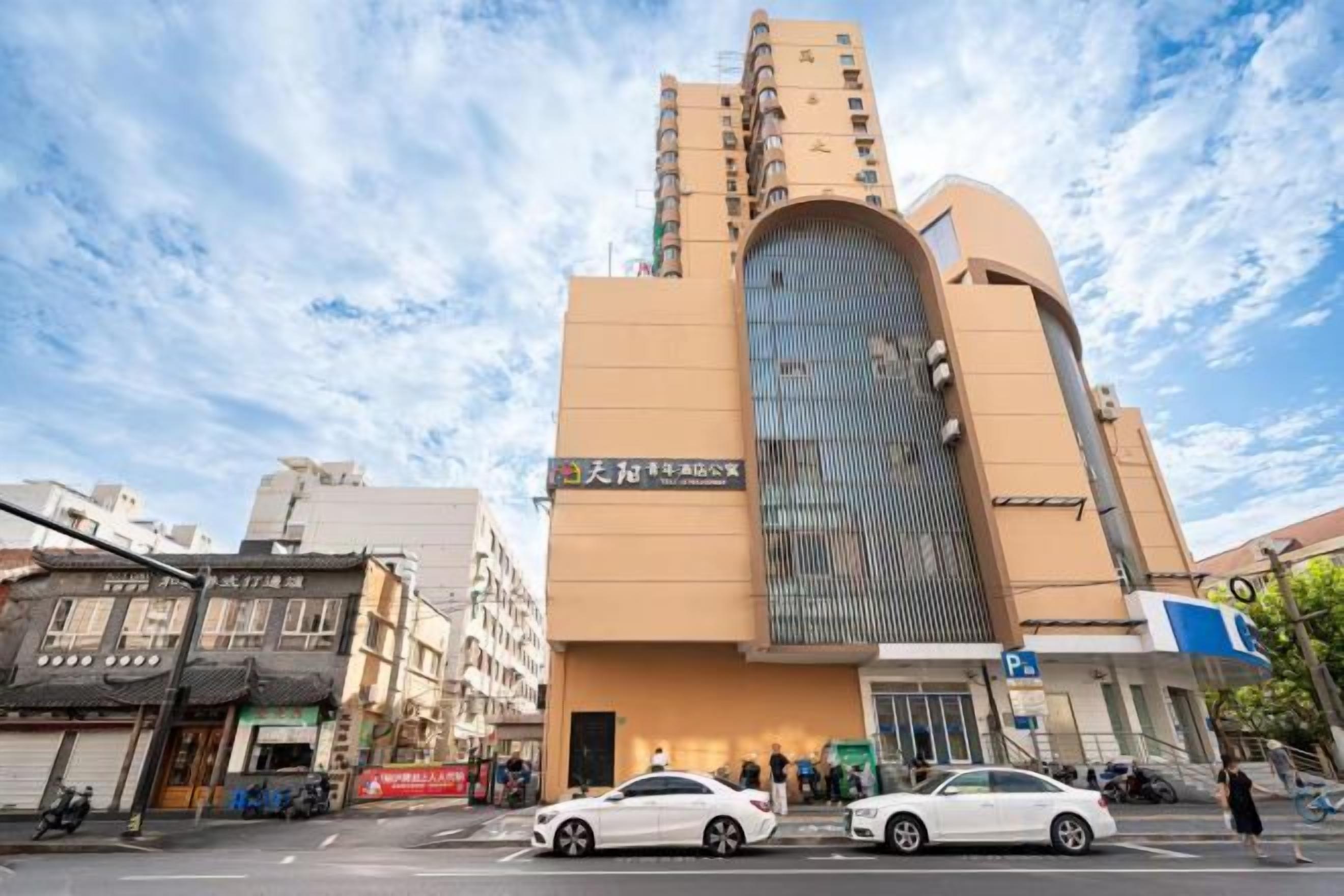 Un edificio moderno con una gran fachada de vidrio y una entrada curva.