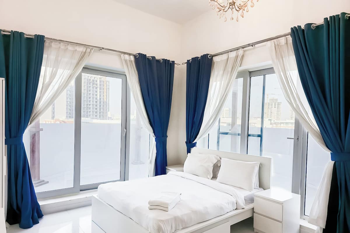 Deluxe appartement, 2 slaapkamers, niet-roken | Een kluis op de kamer, een strijkplank/strijkijzer, gratis wifi