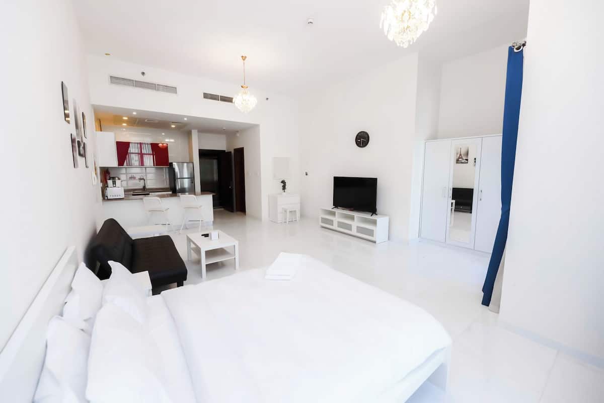 Premium studio, 1 kingsize bed met slaapbank, niet-roken | Een kluis op de kamer, een strijkplank/strijkijzer, gratis wifi