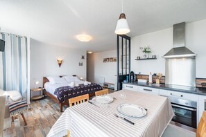Kylskåp, mikrovågsugn, ugn och diskmaskin