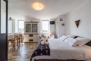 Strykjärn/strykbräda och sängkläder